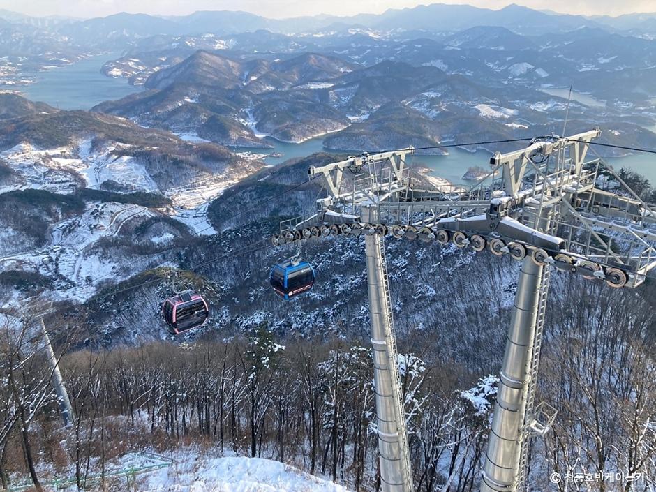 冬季，白雪皚皚的山峰和冰冷的海水營造出一個寧靜的白色世界。