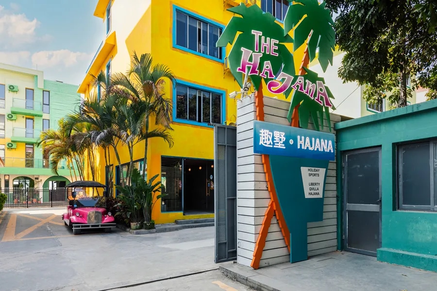 When your eyes touch the gorgeous mottled exterior walls and retro street lamps and street signs, you will instantly travel back to the old city-state on the Caribbean coast in the 16th century. It seems that graffiti can be found in every corner.
