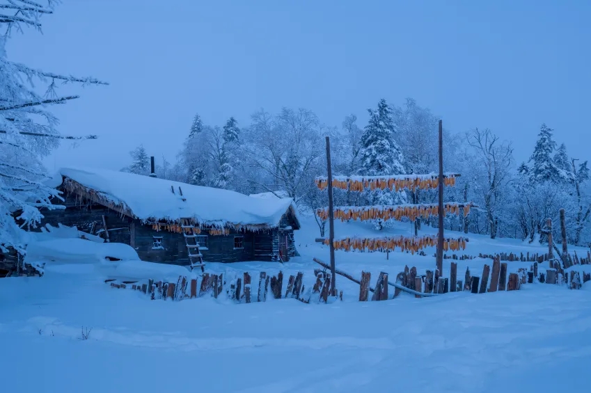 白雪覆蓋的小山村，錯落有致。農舍升起的淡淡炊菸和著淡淡的雪霧，若隱若現，讓人飄飄然，彷彿置身於人間仙境。