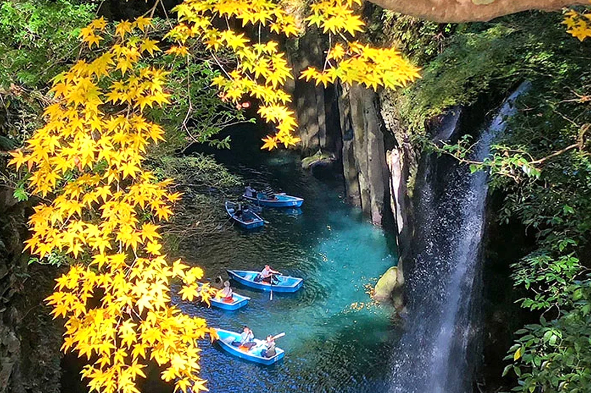 高千穗峽的玄武岩柱群極具特色，如刀削般筆直矗立。推薦仰拍構圖，將巖壁與頭頂天空相襯，展現峽谷的高聳與震撼。