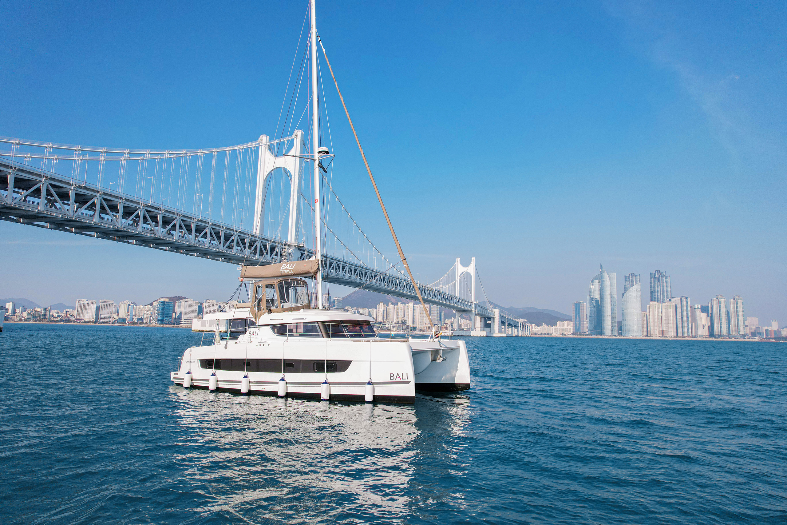 Sail in style! Enjoy stunning views of Busan’s skyline and the iconic Gwangandaegyo Bridge on a luxury yacht. Sail in style! Enjoy stunning views of Busan’s skyline and the iconic Gwangandaegyo Bridge on a luxury yacht.