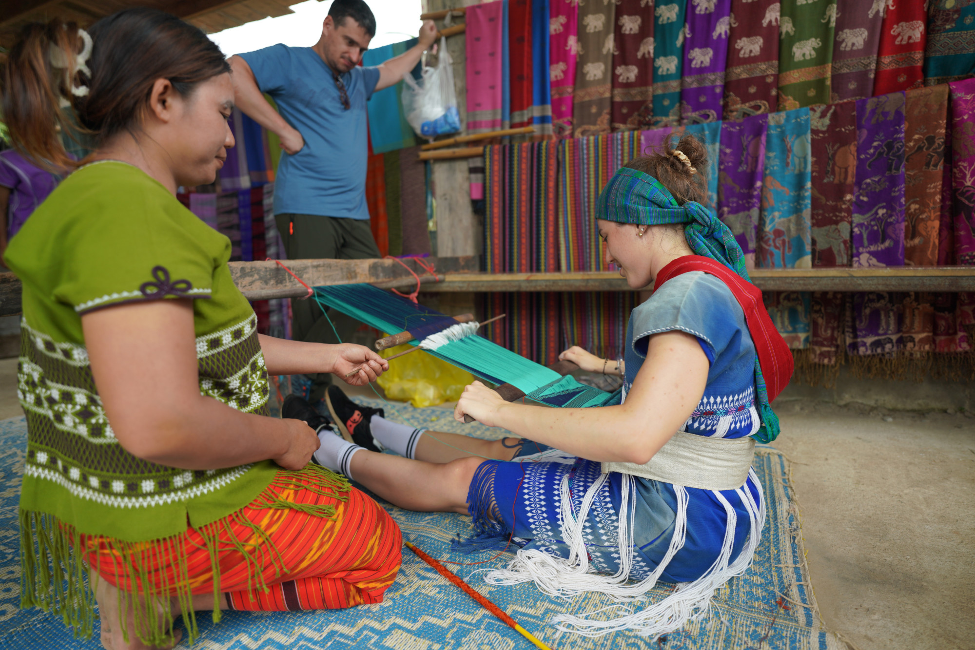 Чиангмай: Посещение деревни каренов, водопад и рафтинг с включенным обедом