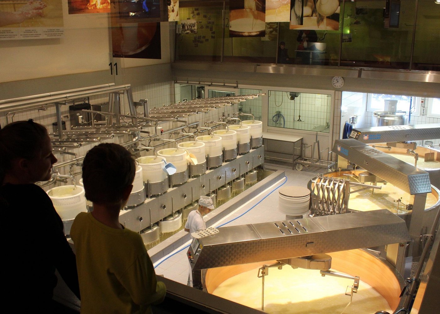 探索傳統起司工廠，瞭解瑞士標誌性格魯耶爾起司生產背後傳承數百年的工藝