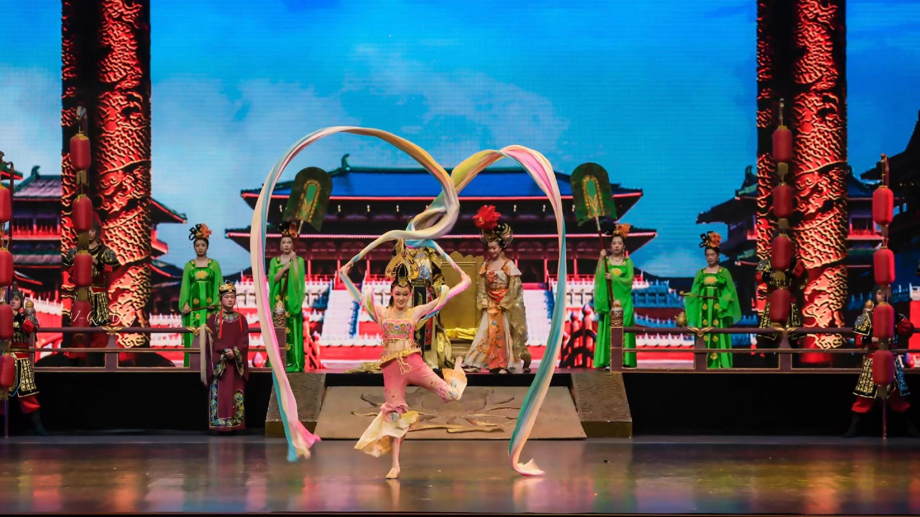 《大唐禮樂》通過莊穆輝煌的慶典場面和五彩繽紛的樂舞表演,展現大唐空前的繁盛最象和泱泱國風,展示東方樂舞文化的神韻風采 《大唐禮樂》通過莊穆輝煌的慶典場面和五彩繽紛的樂舞表演,展現大唐空前的繁盛最象和泱泱國風,展示東方樂舞文化的神韻風采