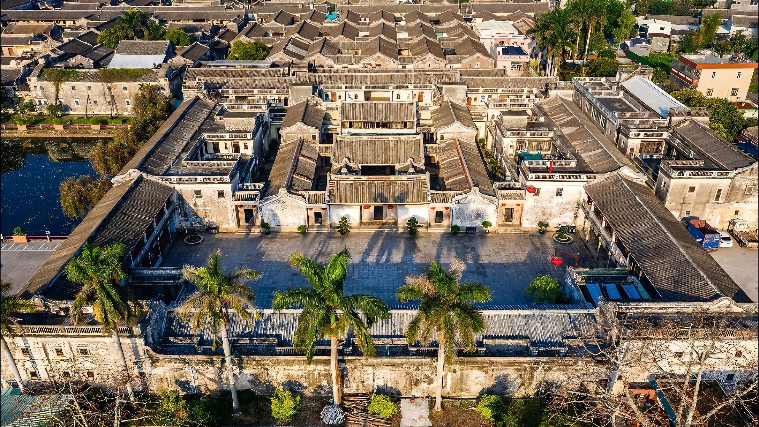 汕頭陳慈黌故居位於汕頭澄海隆都鎮前美村，是嶺南第一僑宅、國家級 4A 景區，也是潮汕規模最大、保存最完整的中西合璧僑鄉豪宅。
