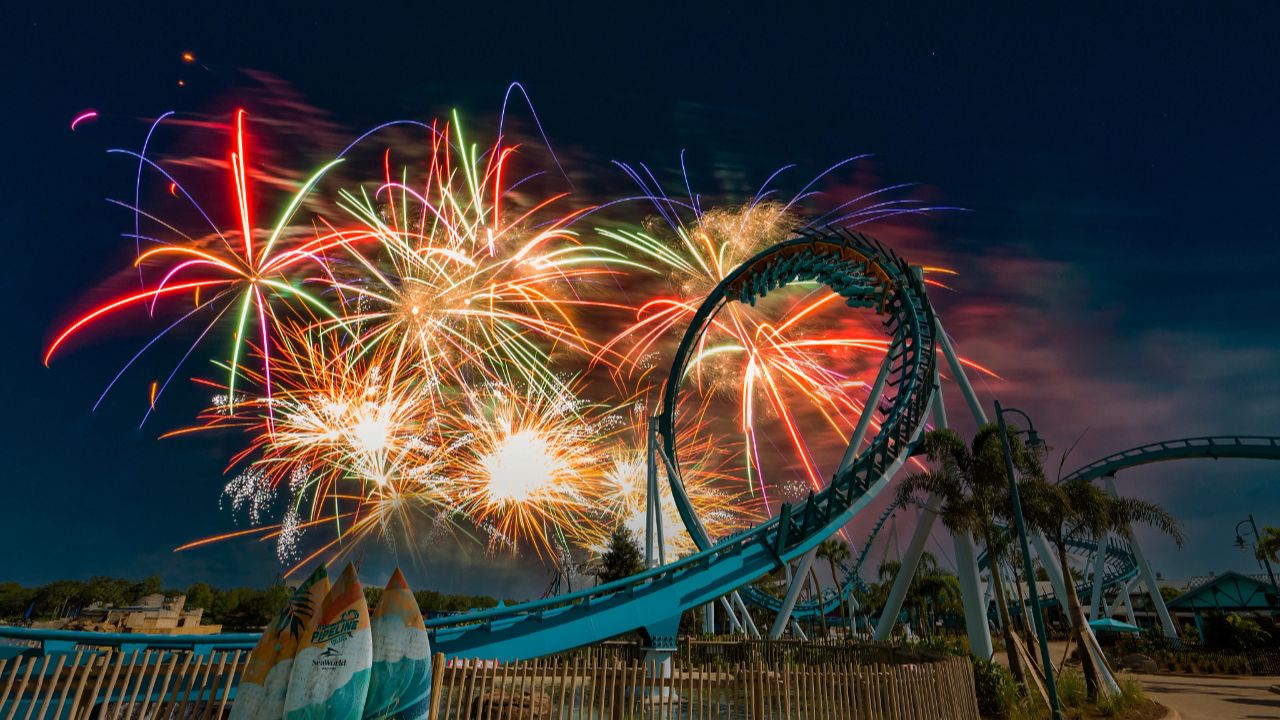 在令人驚嘆的夜晚煙火慶典中，欣賞夜空被絢麗色彩點亮。