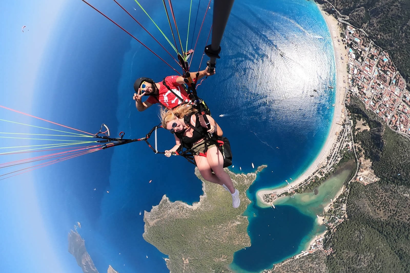 在進行全面的安全簡報後，與專業飛行員一同飛行