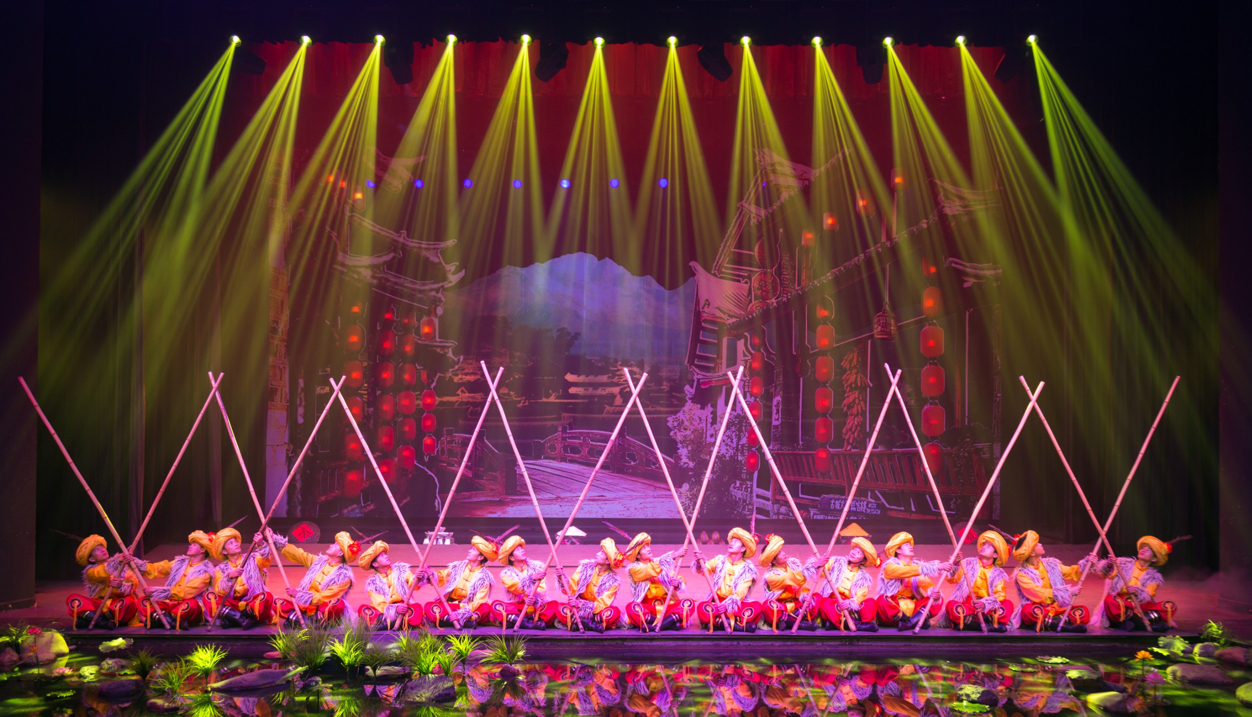 暖綠光束如林間晨光灑落，演繹出廣西村寨的生活場景與民俗智慧