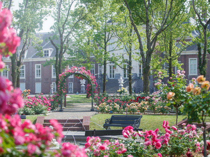 【玫瑰宮殿]】步入童話般的仙境，鮮豔的玫瑰與純潔的白玫瑰形成令人驚歎的對比