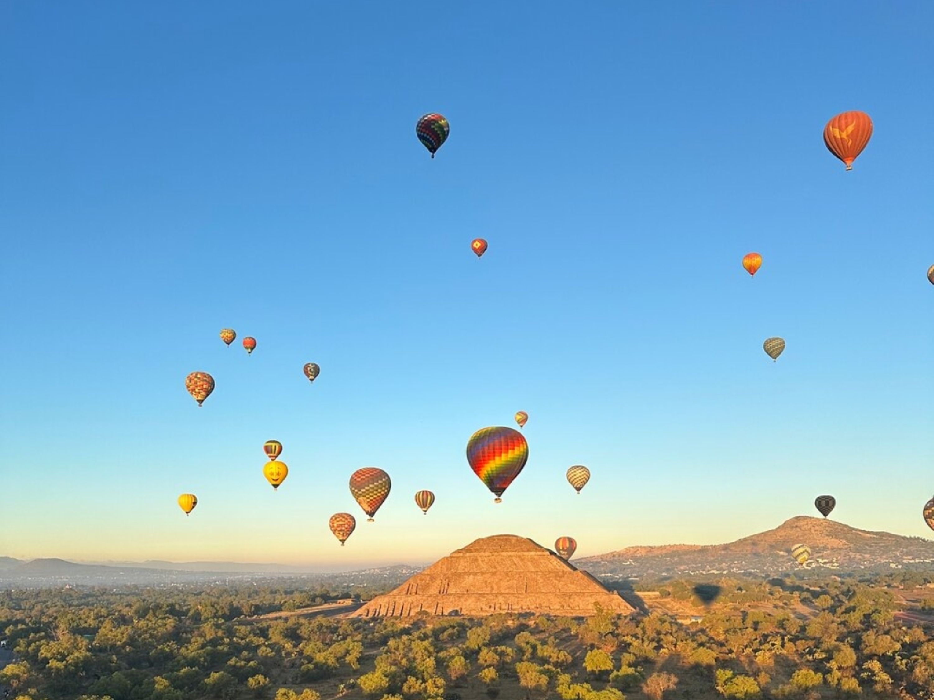 Hot Air Balloon Flight Experience with Tour in Teotihuacan