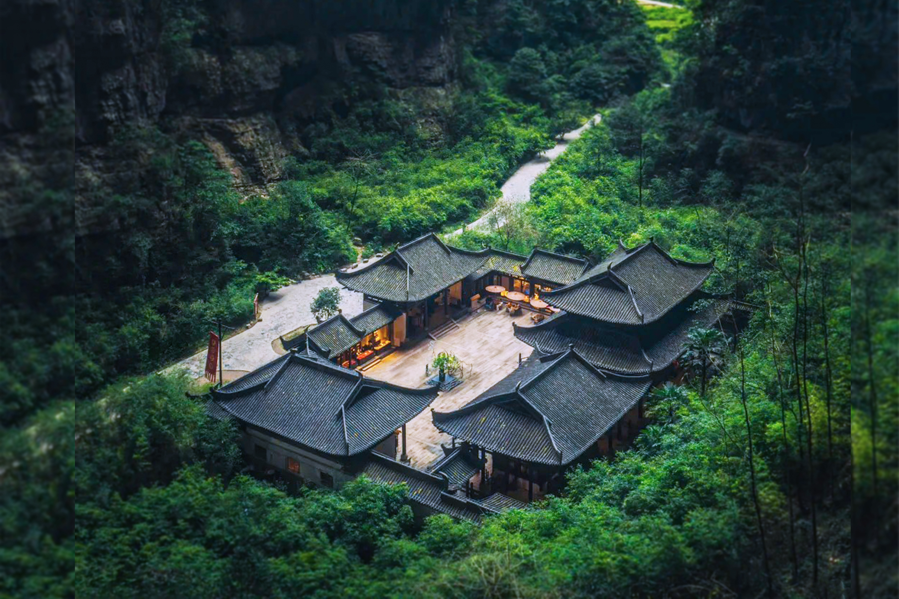 天生三橋，是《變形金剛4》的取景地，也是世界規模最大、最高的串珠式天生橋群。三座天然石拱橋之間有青龍天坑、神鷹天坑兩個天坑，形成了“三橋夾兩坑”的世界奇特景觀