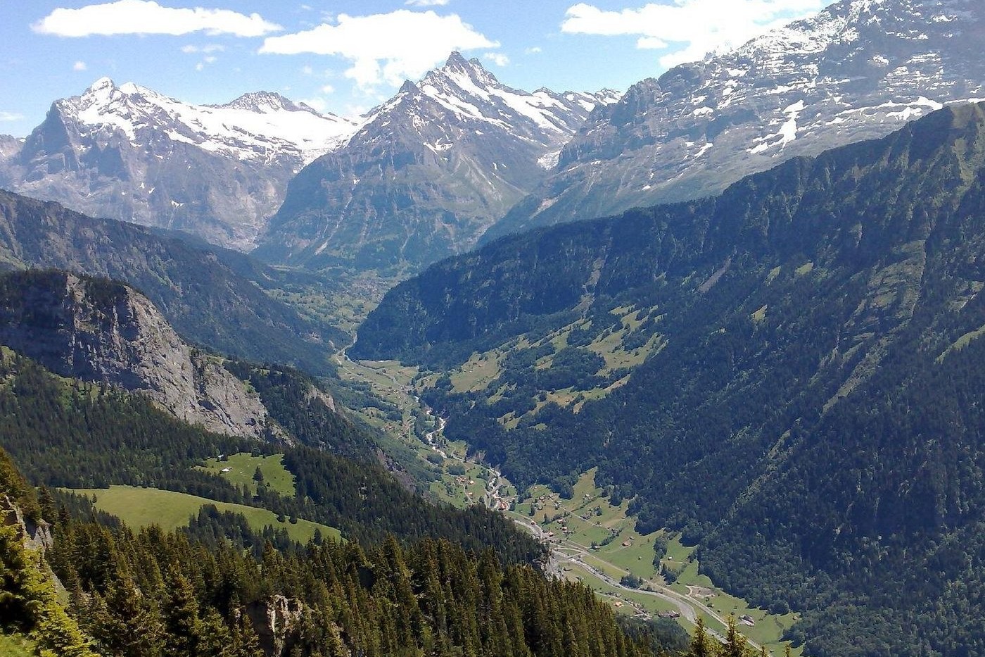 在瑞士令人驚歎的阿爾卑斯山風景中享受風景優美的一日遊