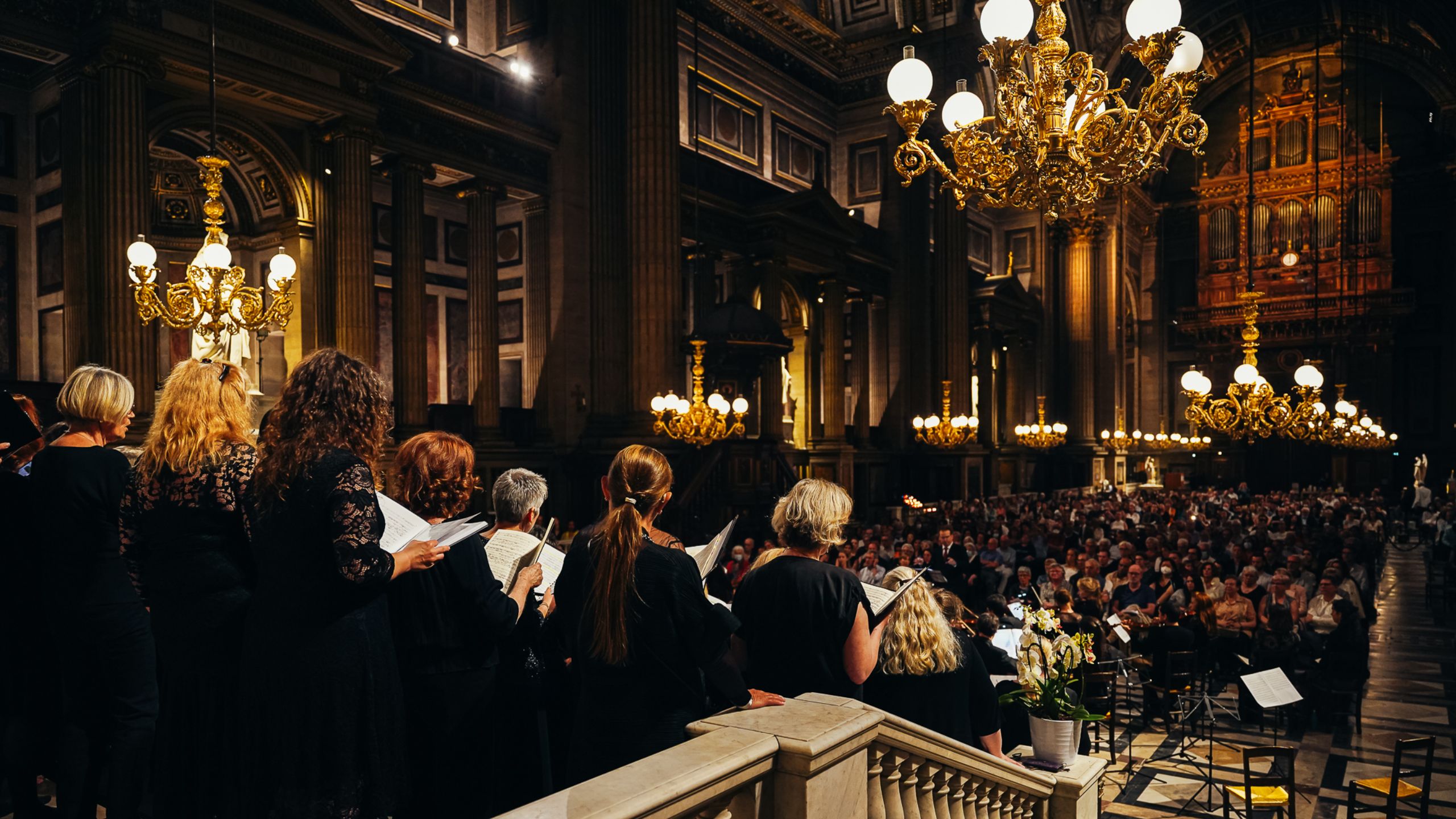 在金碧輝煌的水晶吊燈下，樂團演奏出豐富且令人感動的古典音樂饗宴