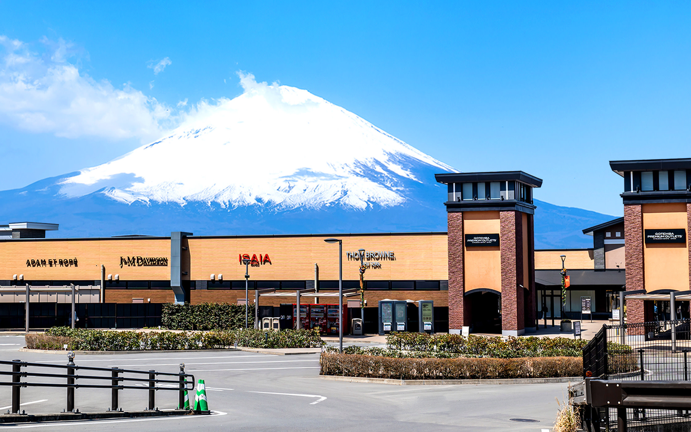 Mount Fuji Day Tour | Arakurayama Sengen Park/Fifth Station, Oshino Hakkai, Gotemba shopping/hot springs (departing from Tokyo)