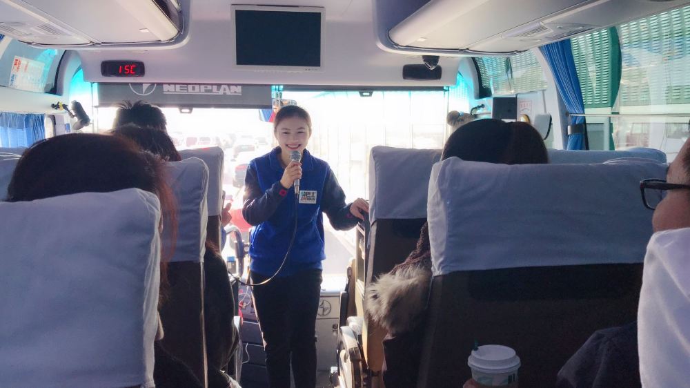 贊巴士導遊車上講解