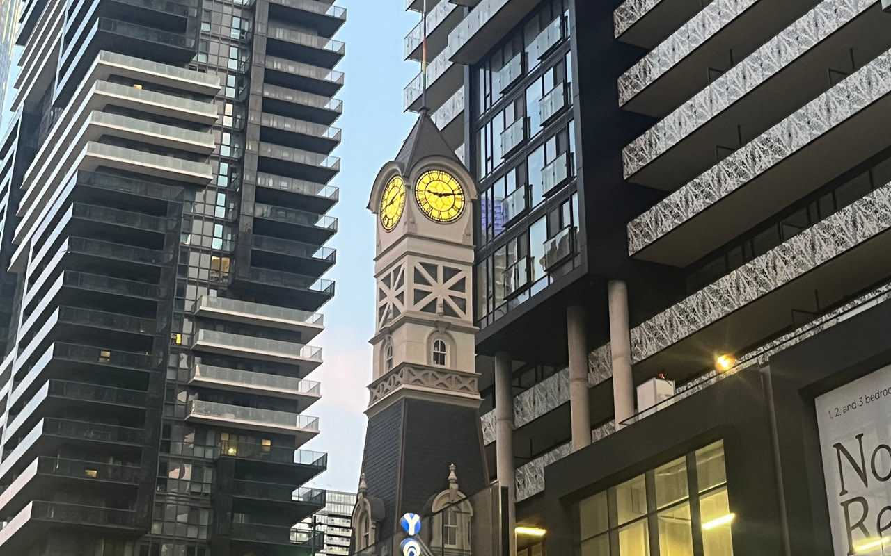 在現代城市燈光與奇觀中，體驗多倫多永恆的迷人魅力