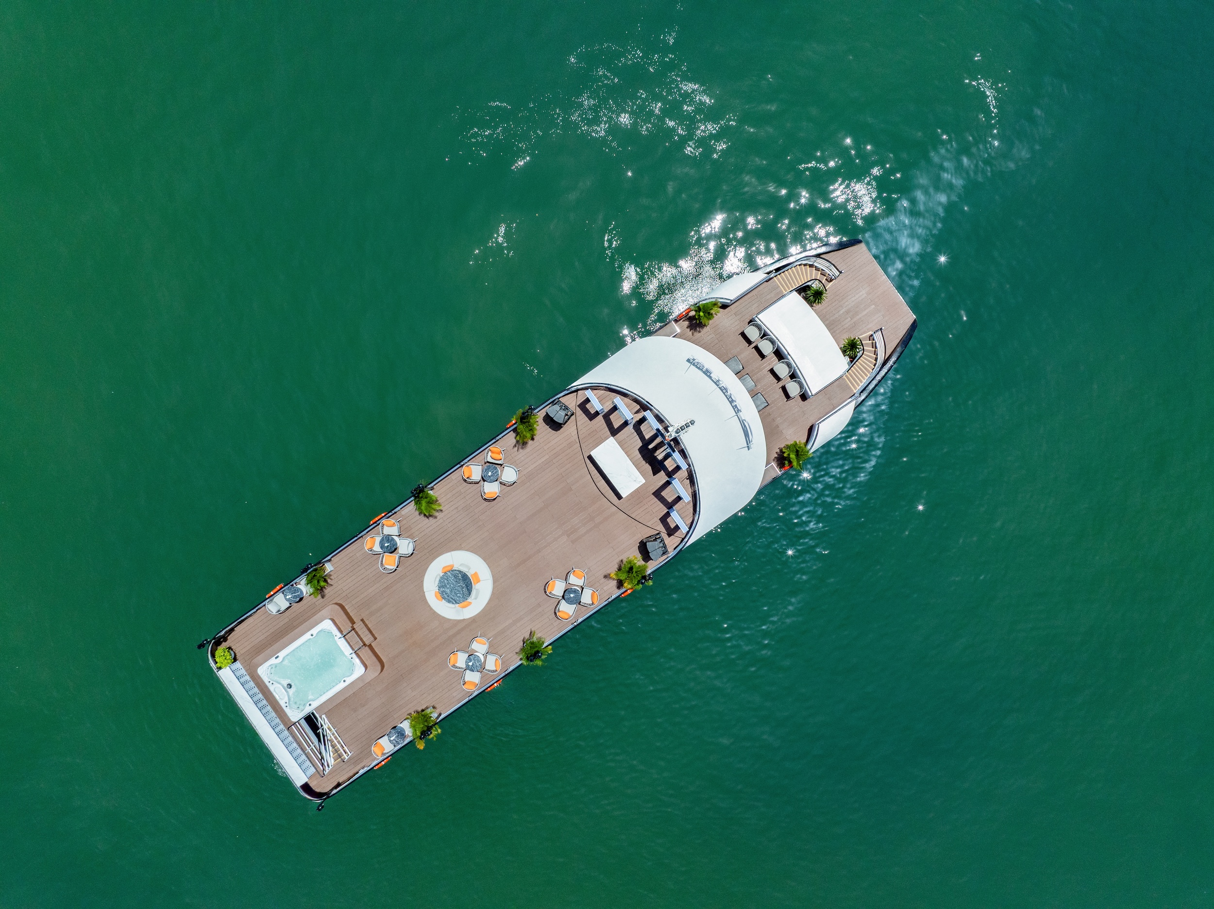 從下龍灣Cozy Bay Premium Cruise頂部看到的景色 從下龍灣Cozy Bay Premium Cruise頂部看到的景色