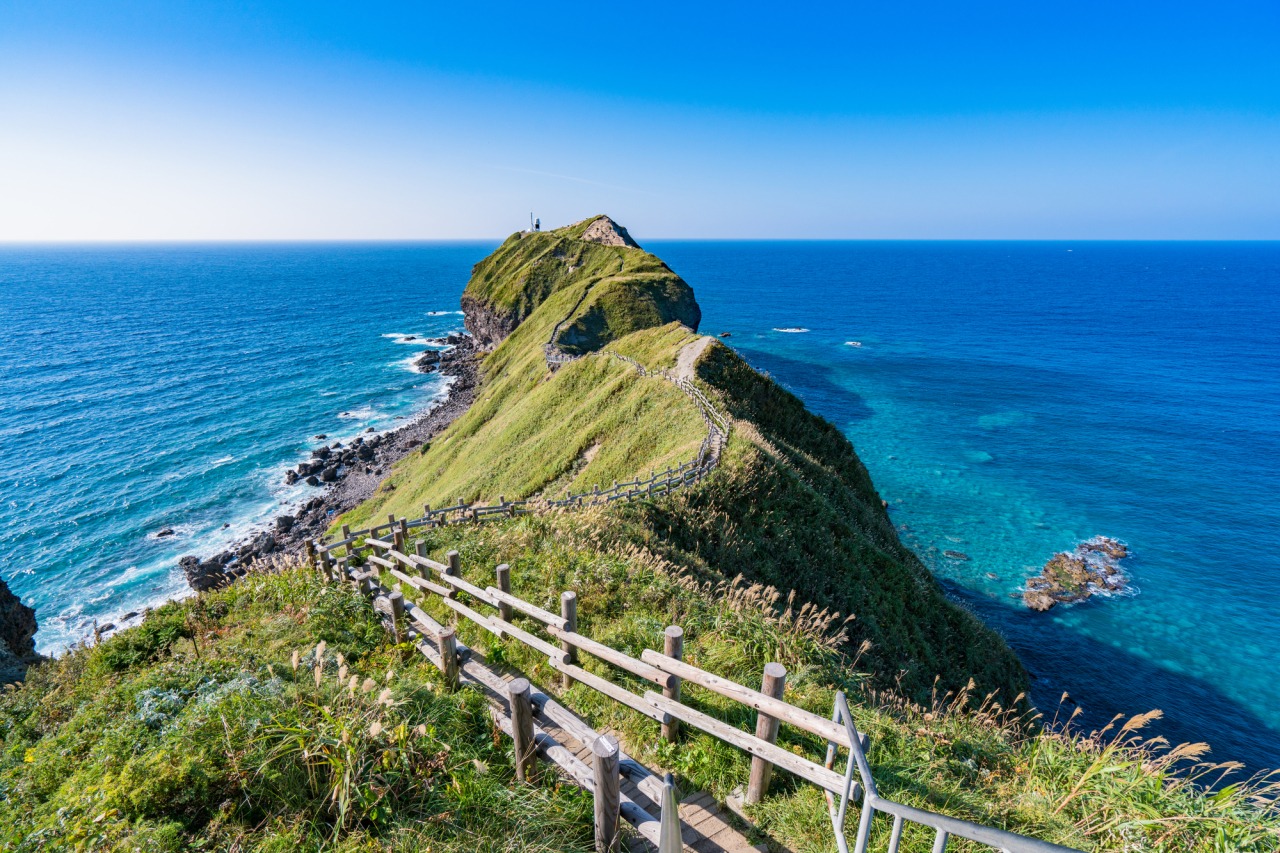 【積丹半島神威岬】
一處伸向日本海的岬角，沿途可以看到壯觀的懸崖峭壁和幽靜的步道。站在岬角上，放眼望去，300度的廣闊海平面盡收眼底，令人心曠神怡!古代女生是不讓進的，現在嘛，可隨便進出喲！