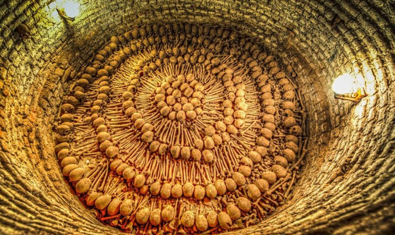 探索舊金山「詭譎卻迷人」的地下墓穴，感受百年建築與引人入勝的歷史氛圍。