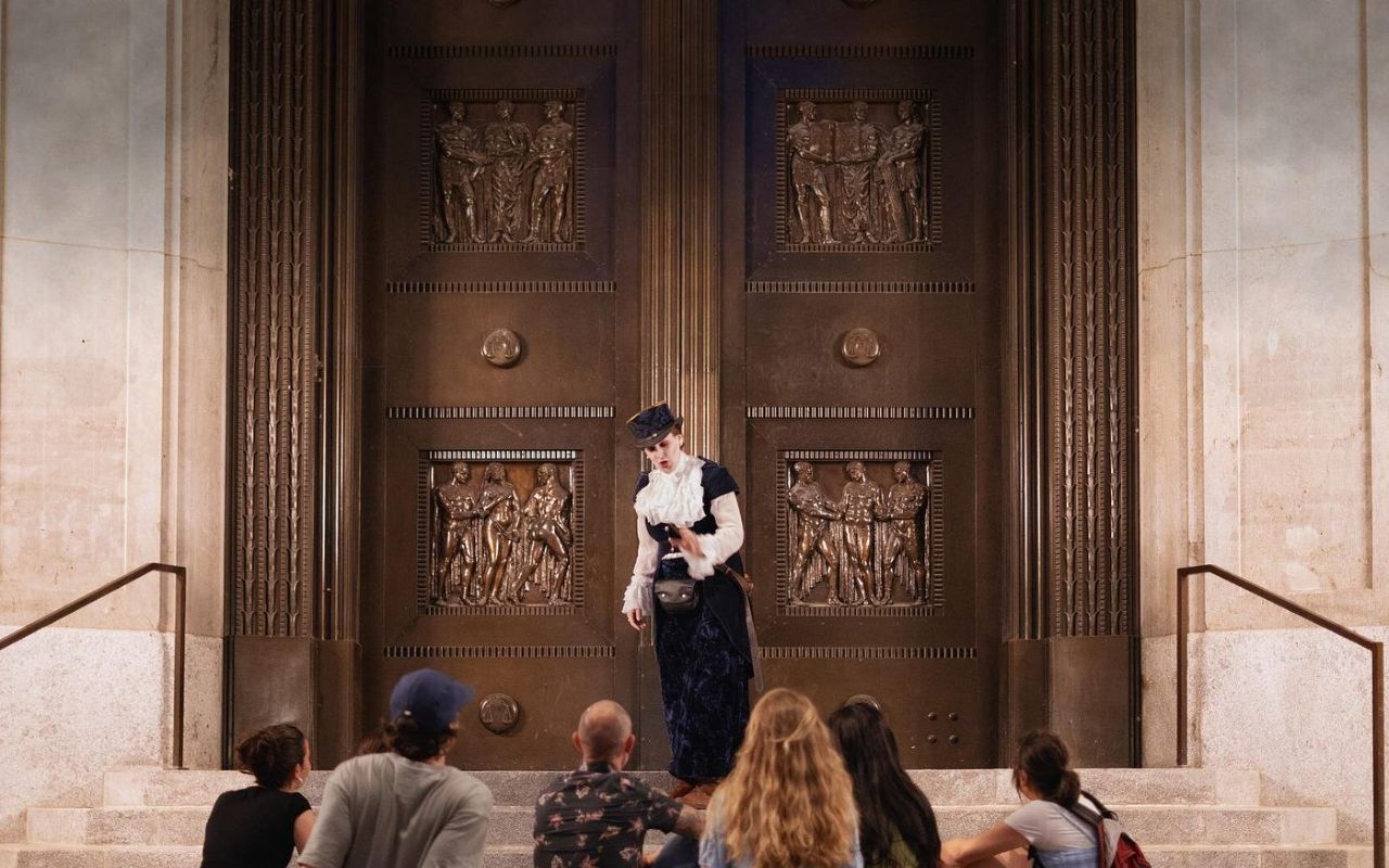 在「舊蒙特婁鬼魂徒步之旅」中，一位身著戲服的說書人將帶領遊客探索。