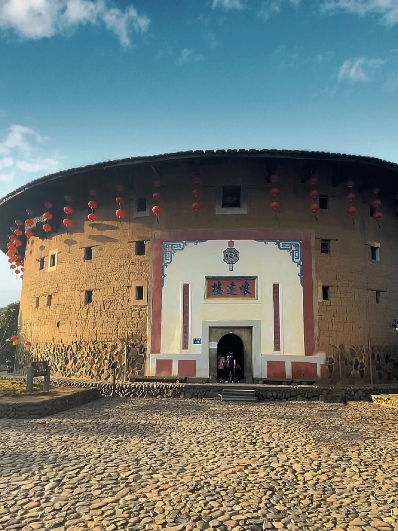 福建雲水謠高端1日遊(和貴樓+雲水謠古鎮+懷遠樓+贈送參觀土樓博物館鍾興樓+電影大魚海棠取景地+網紅特色客家餐+歷史文化古村+廈門往返）