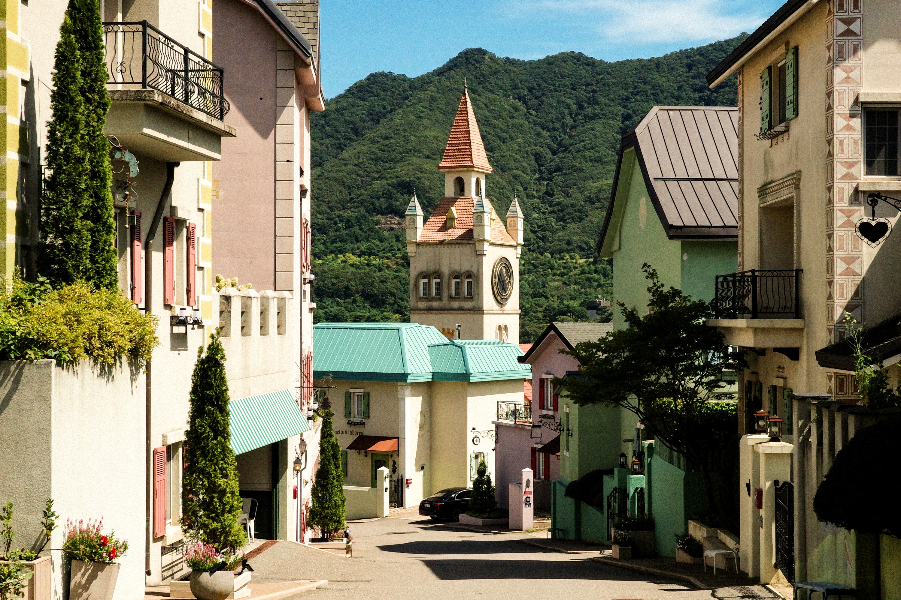 愛黛兒瑞士主題公園(Edelweiss Swiss Theme Park)是位於加平的一座迷人瑞士風情村莊,其靈感源自傳統的瑞士建築與文化。 愛黛兒瑞士主題公園(Edelweiss Swiss Theme Park)是位於加平的一座迷人瑞士風情村莊,其靈感源自傳統的瑞士建築與文化。
