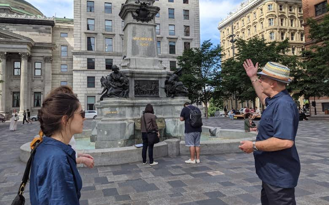 在您的旅程中，欣賞歷史悠久的梅森諾夫紀念碑 (Maisonneuve Monument) 和達爾姆廣場 (Place d'Armes) 令人驚嘆的建築。