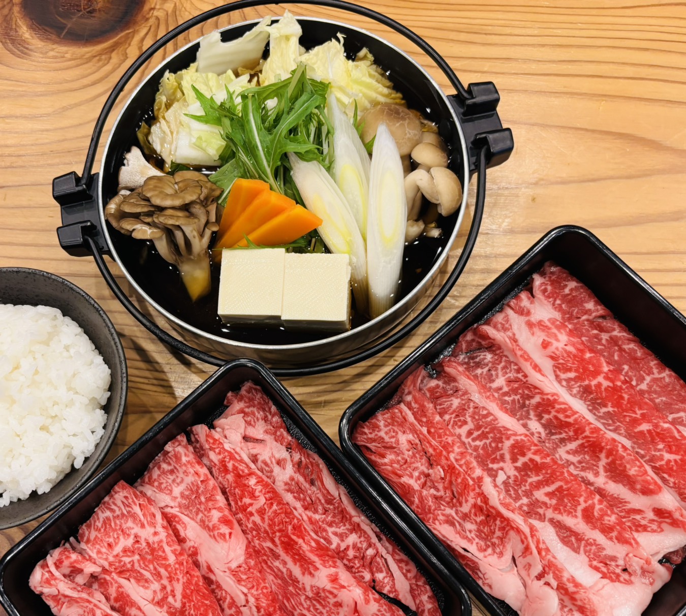 享用頂級神戶牛壽喜燒套餐，細緻均勻的油花與鮮嫩肉質入口即化，搭配時令蔬菜與日式壽喜燒風味，體驗日本和牛的極致美味。