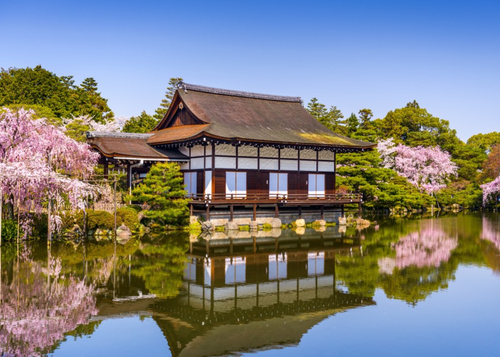 The shrine is famous for its architectural style imitating the Heian-kyo Ouchi-ri Chodo-in, and the vermilion torii is magnificent.