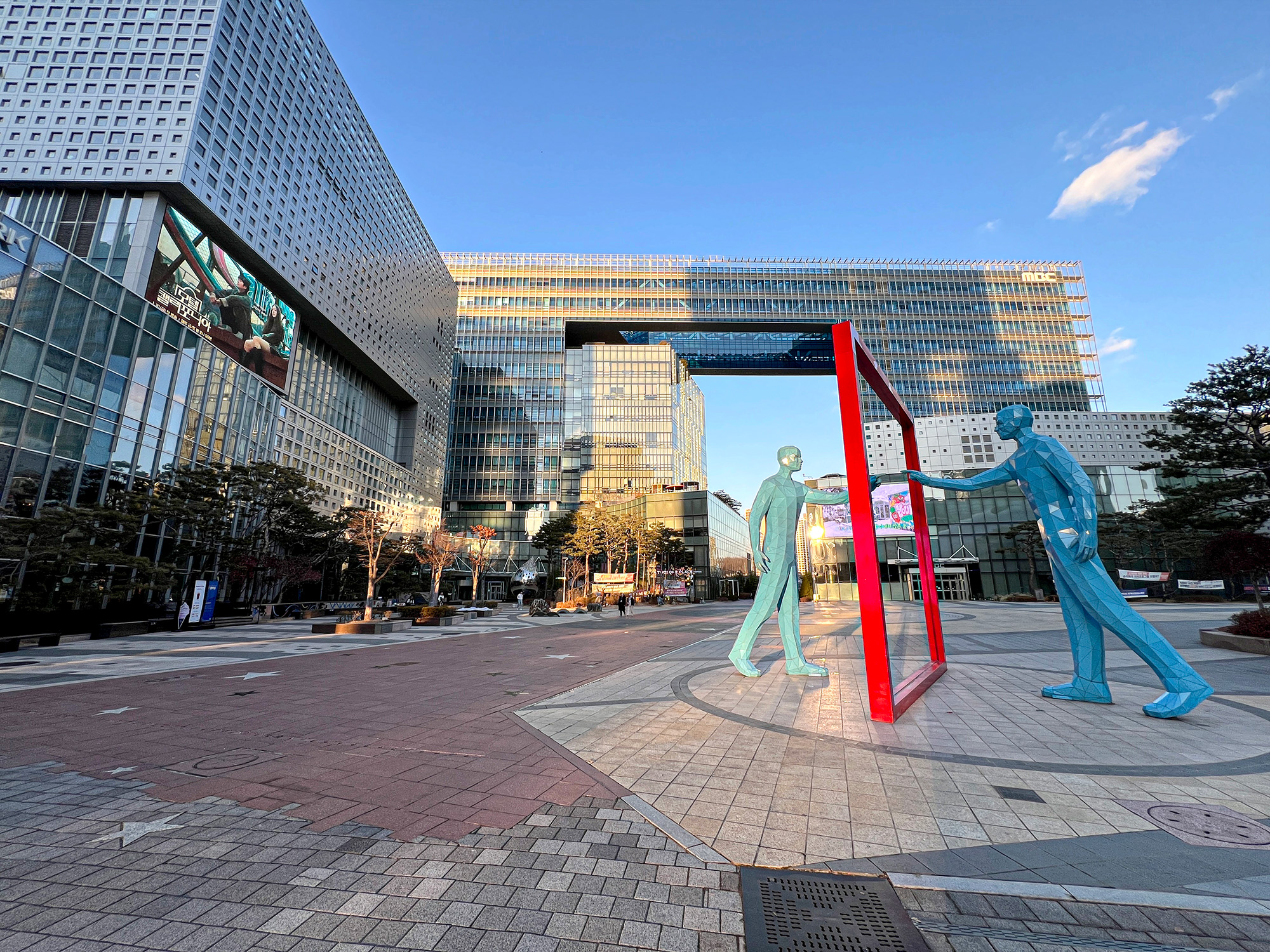 上巖DMC（數字媒體城）是首爾領先的廣播和娛樂中心，主要廣播公司都位於此處。在明星公園探索韓國著名名人的手印。