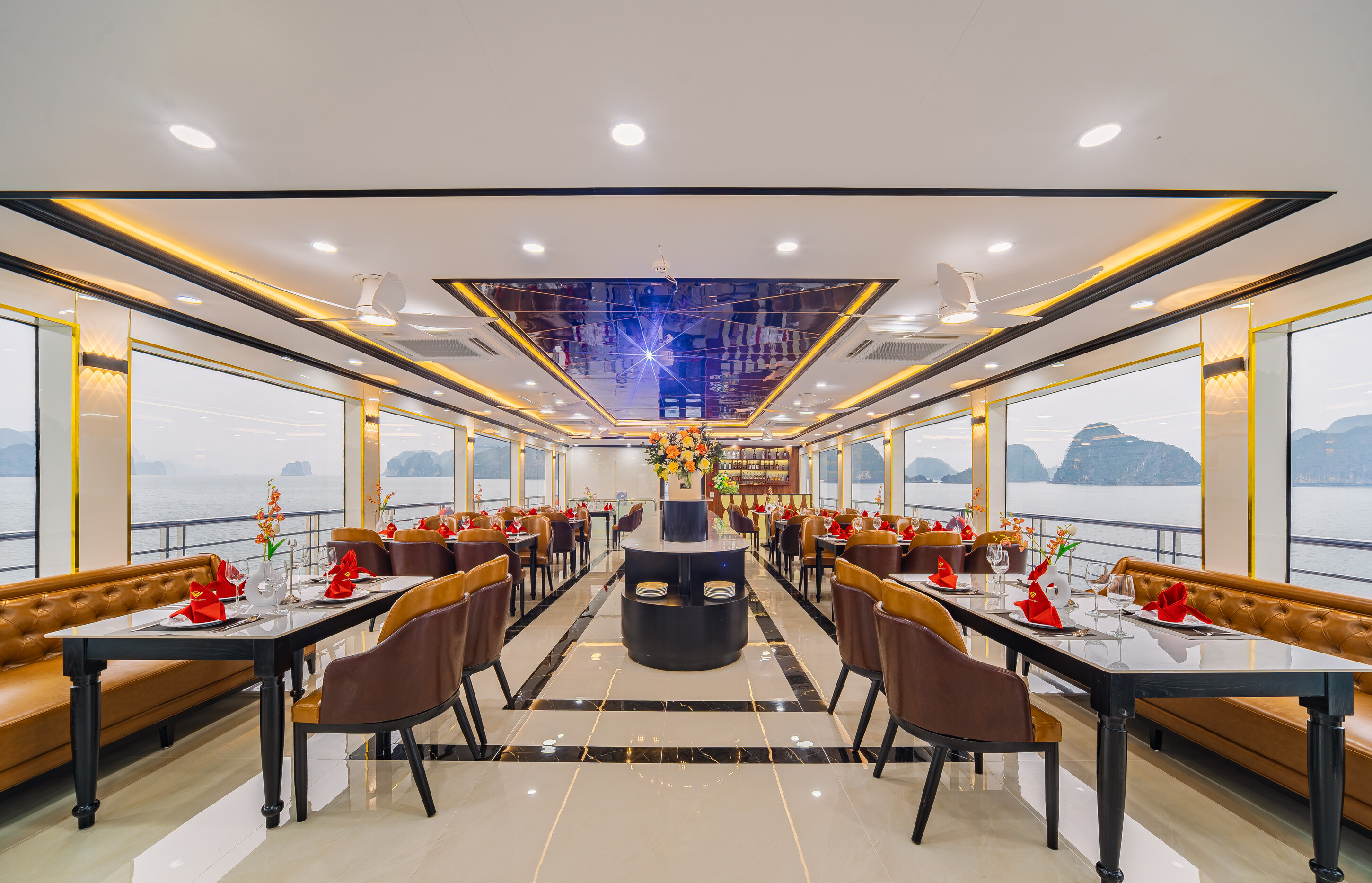 我們的兩間餐廳皆採寬敞設計，無論您是獨自用餐、情侶約會，或是團體聚餐，都能享有私密舒適的專屬座位。