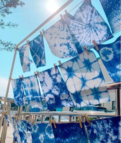 本次活動將帶您深入瞭解這項國家級非物質文化遺產,從認識板藍根染料開始,到學習各種紮結技法,最終完成一件獨具特色的扎染作品。 本次活動將帶您深入瞭解這項國家級非物質文化遺產,從認識板藍根染料開始,到學習各種紮結技法,最終完成一件獨具特色的扎染作品。