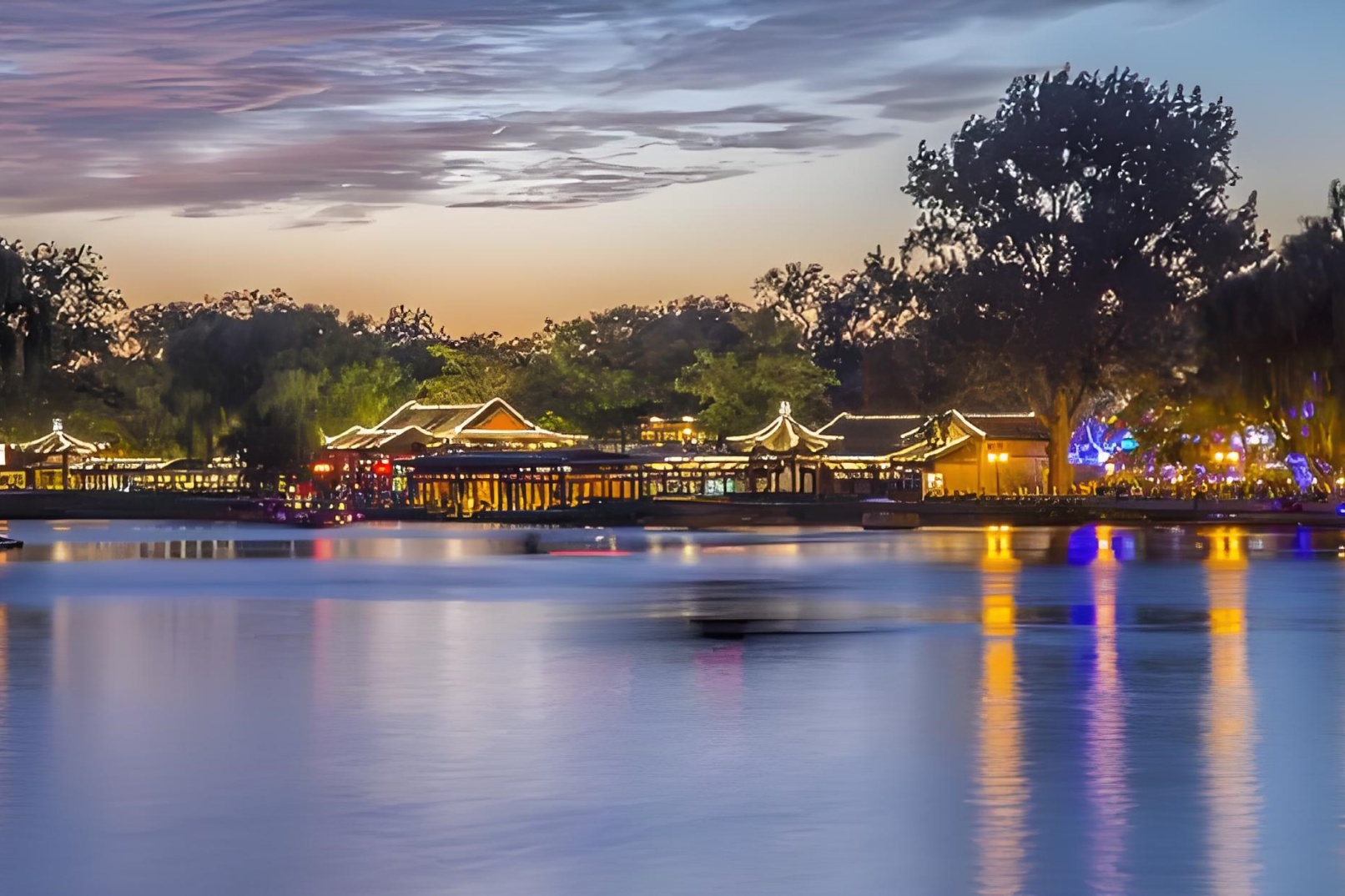 There are many Beijing-style delicacies and celebrity residences around Shichahai.