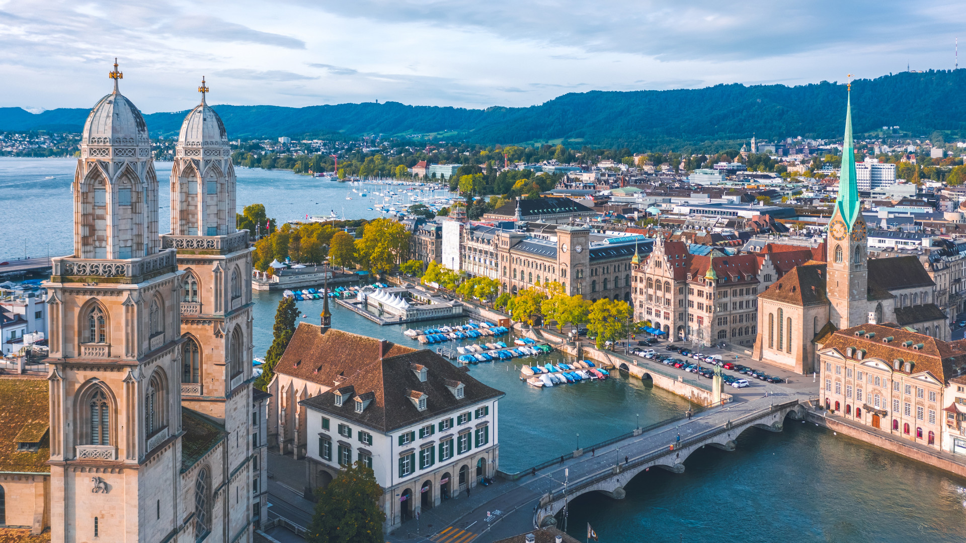 大教堂:這座羅馬式教堂是蘇黎世最具代表性的地標之一,以其雙塔聞名,登上塔頂可飽覽令人驚豔的城市景觀。 大教堂:這座羅馬式教堂是蘇黎世最具代表性的地標之一,以其雙塔聞名,登上塔頂可飽覽令人驚豔的城市景觀。