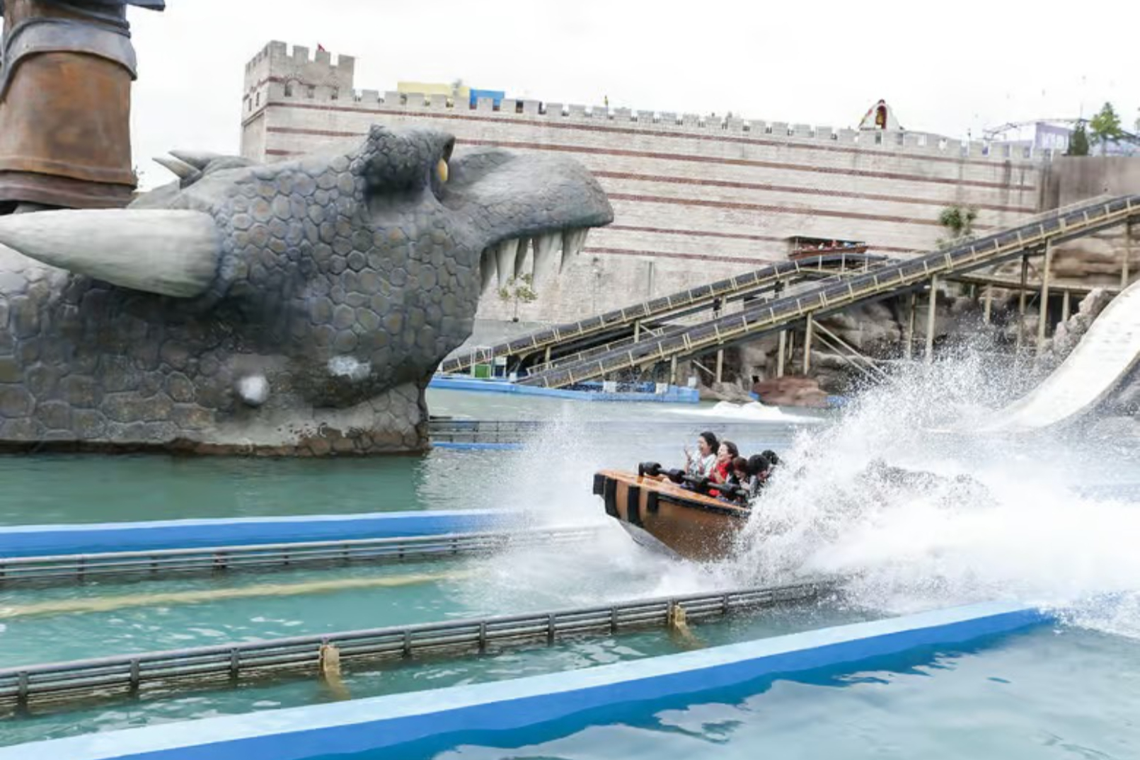 勇敢挑戰巨浪,在刺激的主題水上設施中盡情衝刺,享受濕身樂趣! 勇敢挑戰巨浪,在刺激的主題水上設施中盡情衝刺,享受濕身樂趣!