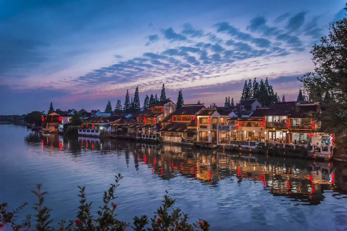 朱家角古鎮位於上海青浦，是典型的江南水鄉，素有“上海威尼斯”之稱。河道縱橫，古橋如虹，放生橋最為著名。遊客可漫步明清老街，乘搖櫓船，參觀中西合璧的課植園，品嚐地道水鄉小吃，感受遠離都市的靜謐與古韻。