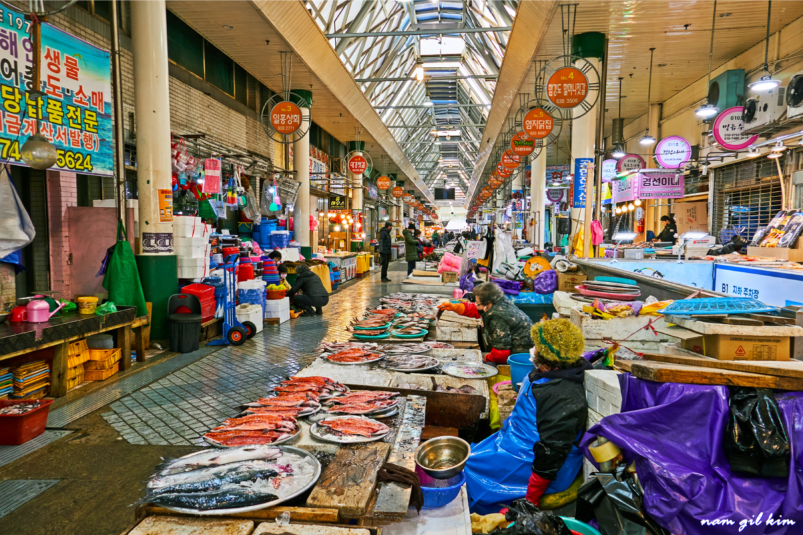 This large, branching market is a must-visit for its fresh and affordable seafood.