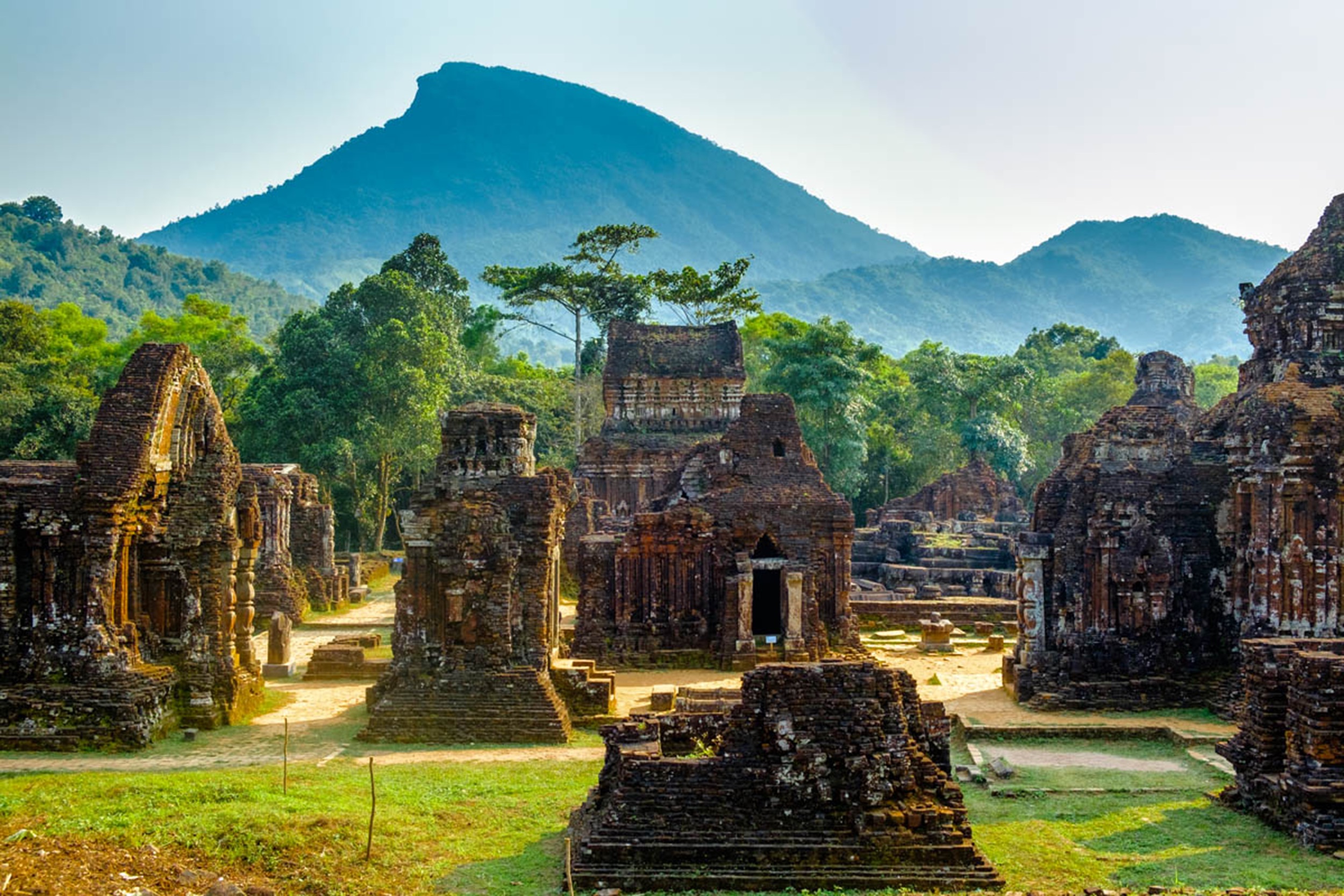 The artifacts statues of female dancers and genies worshipped by the Cham people, worship animals and artifacts of the daily communal activities