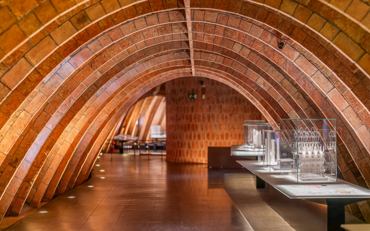 踏入高第的奇幻世界，盡情欣賞無所不在的流線設計與藝術創意。