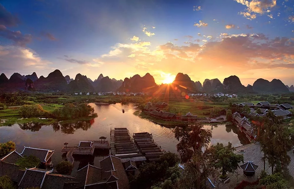 世外桃源：景區基於陶淵明《桃花源記》的意境而建，乘一葉小舟穿過幽暗的燕子湖溶洞後，眼前豁然開朗——山水田園、阡陌交錯、村舍儼然。這裡融合了壯族、侗族等少數民族的民俗風情，可觀看歌舞表演，參與手工製作。