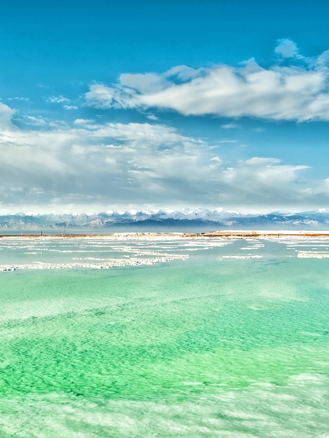 上午遊覽結束後享用午餐,隨後前往下一站【翡翠湖】。因湖水在陽光下清澈湛藍,色如翡翠,故得名“翡翠湖”。翡翠湖在風平浪靜的時候,湖水宛若鏡面般的散佈在四處,水裡倒影著藍天白雲和柴達木山的皚皚雪峰,美得令人窒息,只有身在其間才能深刻感受。湖面由各色小塊“碧玉”構成,這裡也是電影《送你一朵小紅花》的拍攝地,景色絕佳。女孩子可穿純色連衣裙,拍照效果更好。 上午遊覽結束後享用午餐,隨後前往下一站【翡翠湖】。因湖水在陽光下清澈湛藍,色如翡翠,故得名“翡翠湖”。翡翠湖在風平浪靜的時候,湖水宛若鏡面般的散佈在四處,水裡倒影著藍天白雲和柴達木山的皚皚雪峰,美得令人窒息,只有身在其間才能深刻感受。湖面由各色小塊“碧玉”構成,這裡也是電影《送你一朵小紅花》的拍攝地,景色絕佳。女孩子可穿純色連衣裙,拍照效果更好。