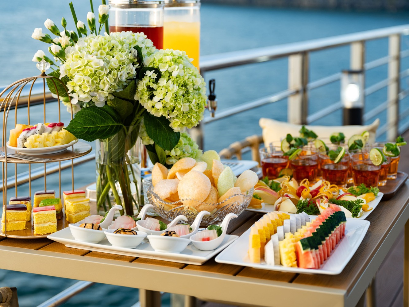 在一整天的精彩活動之後,盡情享受免費的日落派對,備有新鮮果汁、茶飲與點心。 在一整天的精彩活動之後,盡情享受免費的日落派對,備有新鮮果汁、茶飲與點心。