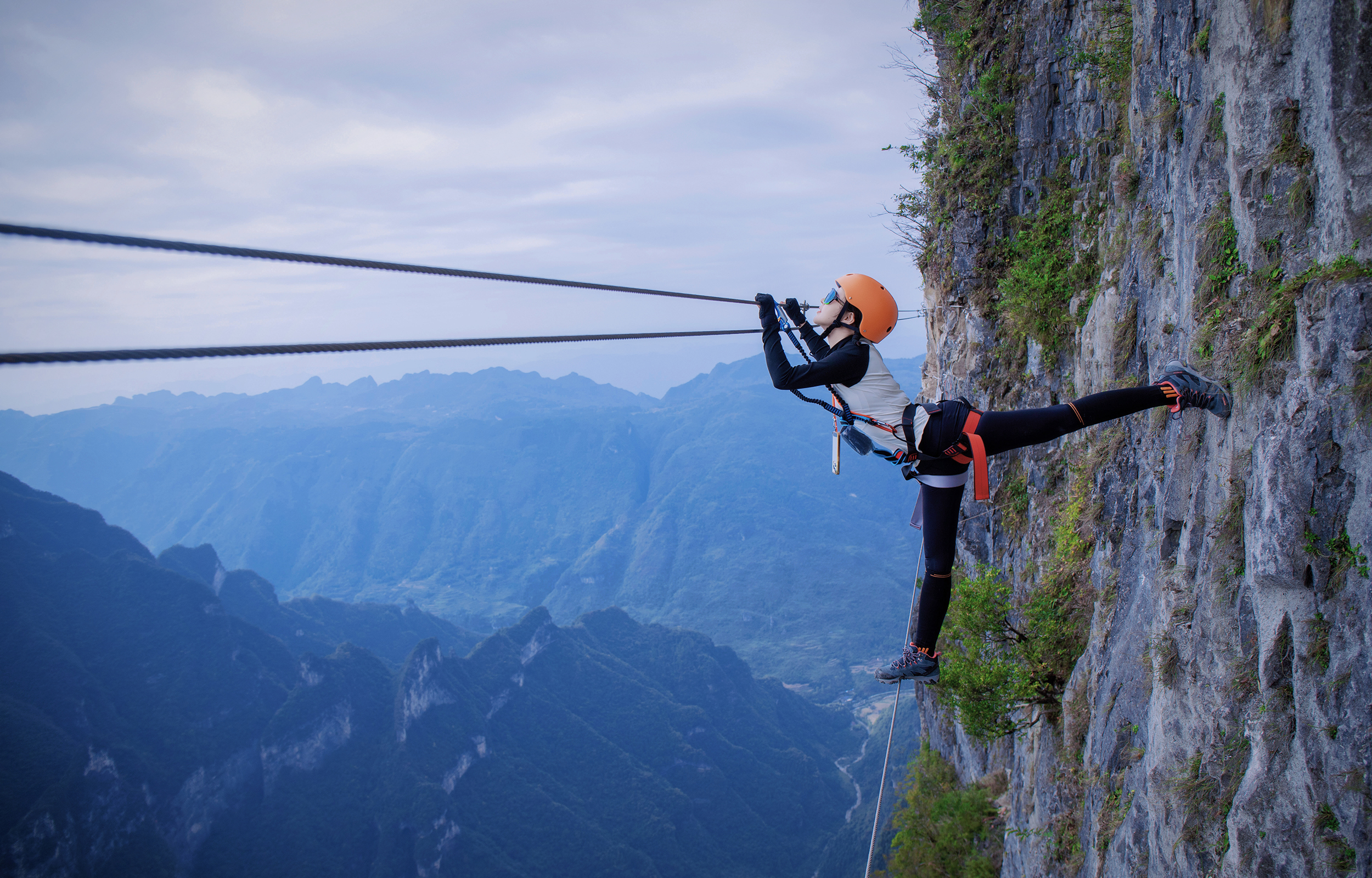 張家界七星山景區內極具挑戰性的高空巖壁探險項目(飛拉達),項目依託七星山垂直陡峭的天然巖壁打造,是真正的 “雲端探險”。你將緊貼著百米高的懸崖攀爬,每一步都能感受到巖壁的粗糙質感與高空的開闊震撼,是普通徒步無法比擬的刺激體驗。攀爬過程中,你可以將七星山層疊的峰林、縹緲的雲海、壯闊的山景盡收眼底,是俯瞰張家界地貌的絕佳位置,比常規觀景臺更有沉浸式的視覺衝擊。懸崖、藍天、峰林作為天然背景,搭配探險者的勇敢姿態,隨手一拍都是充滿張力的大片,是小紅書、朋友圈的爆款打卡素材,輕鬆收穫高贊。 張家界七星山景區內極具挑戰性的高空巖壁探險項目(飛拉達),項目依託七星山垂直陡峭的天然巖壁打造,是真正的 “雲端探險”。你將緊貼著百米高的懸崖攀爬,每一步都能感受到巖壁的粗糙質感與高空的開闊震撼,是普通徒步無法比擬的刺激體驗。攀爬過程中,你可以將七星山層疊的峰林、縹緲的雲海、壯闊的山景盡收眼底,是俯瞰張家界地貌的絕佳位置,比常規觀景臺更有沉浸式的視覺衝擊。懸崖、藍天、峰林作為天然背景,搭配探險者的勇敢姿態,隨手一拍都是充滿張力的大片,是小紅書、朋友圈的爆款打卡素材,輕鬆收穫高贊。