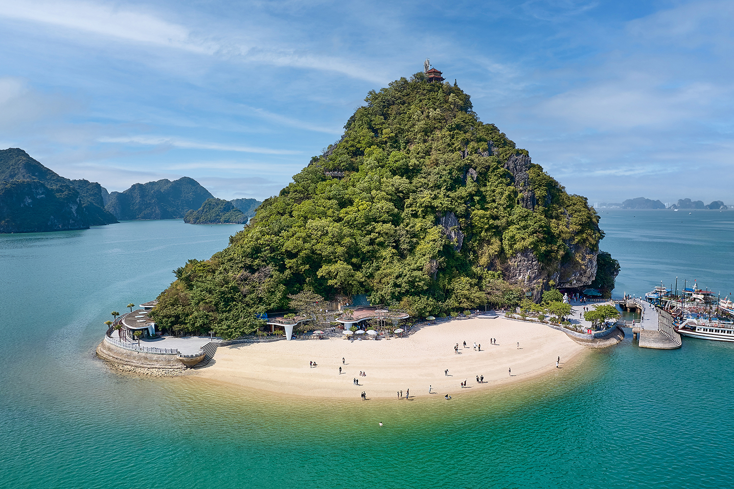 Cozy Bay一日遊船：下龍灣，含驚訝洞和英雄島