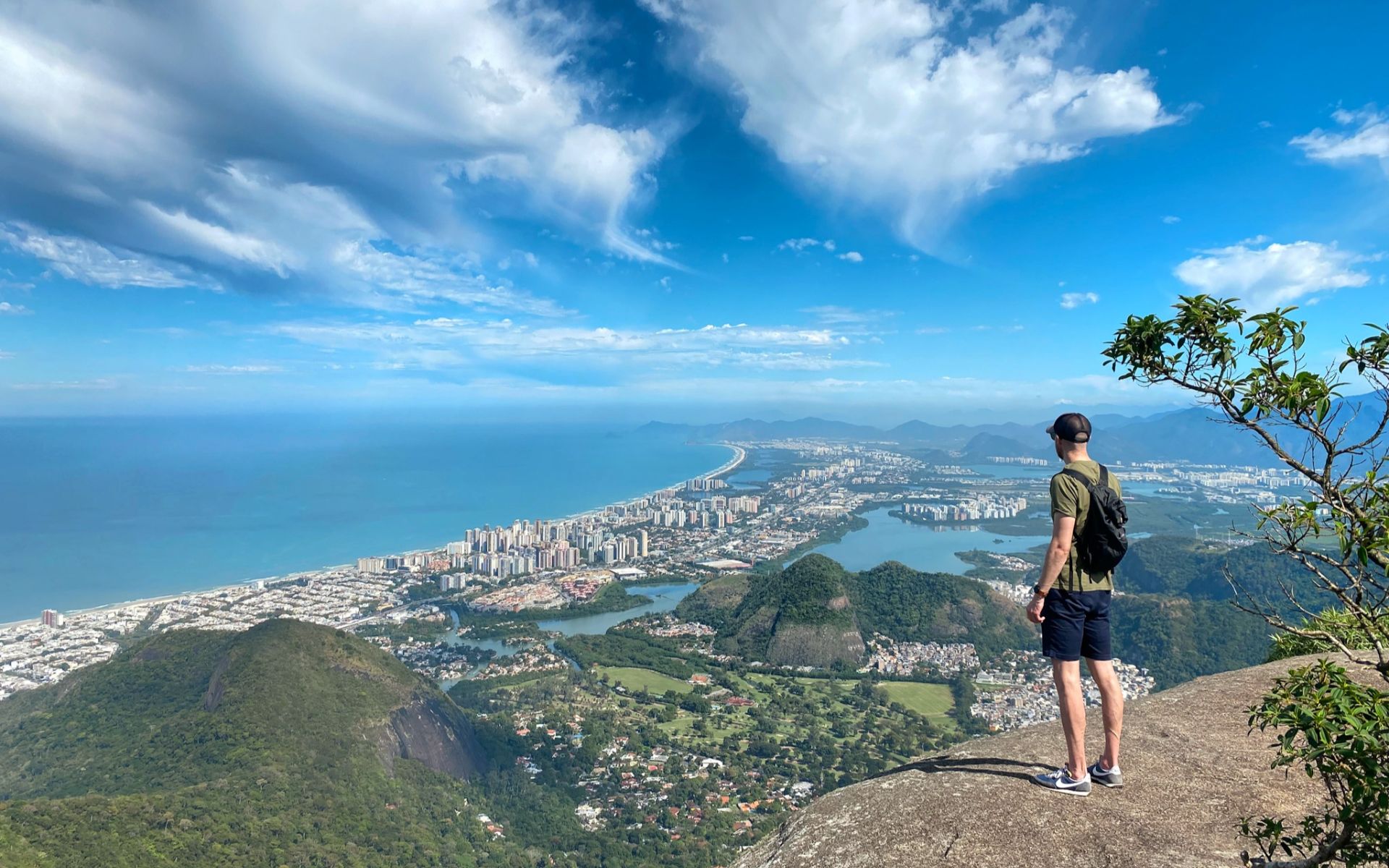 探索里約山脈、城市景觀與湛藍海水的壯麗和諧之美