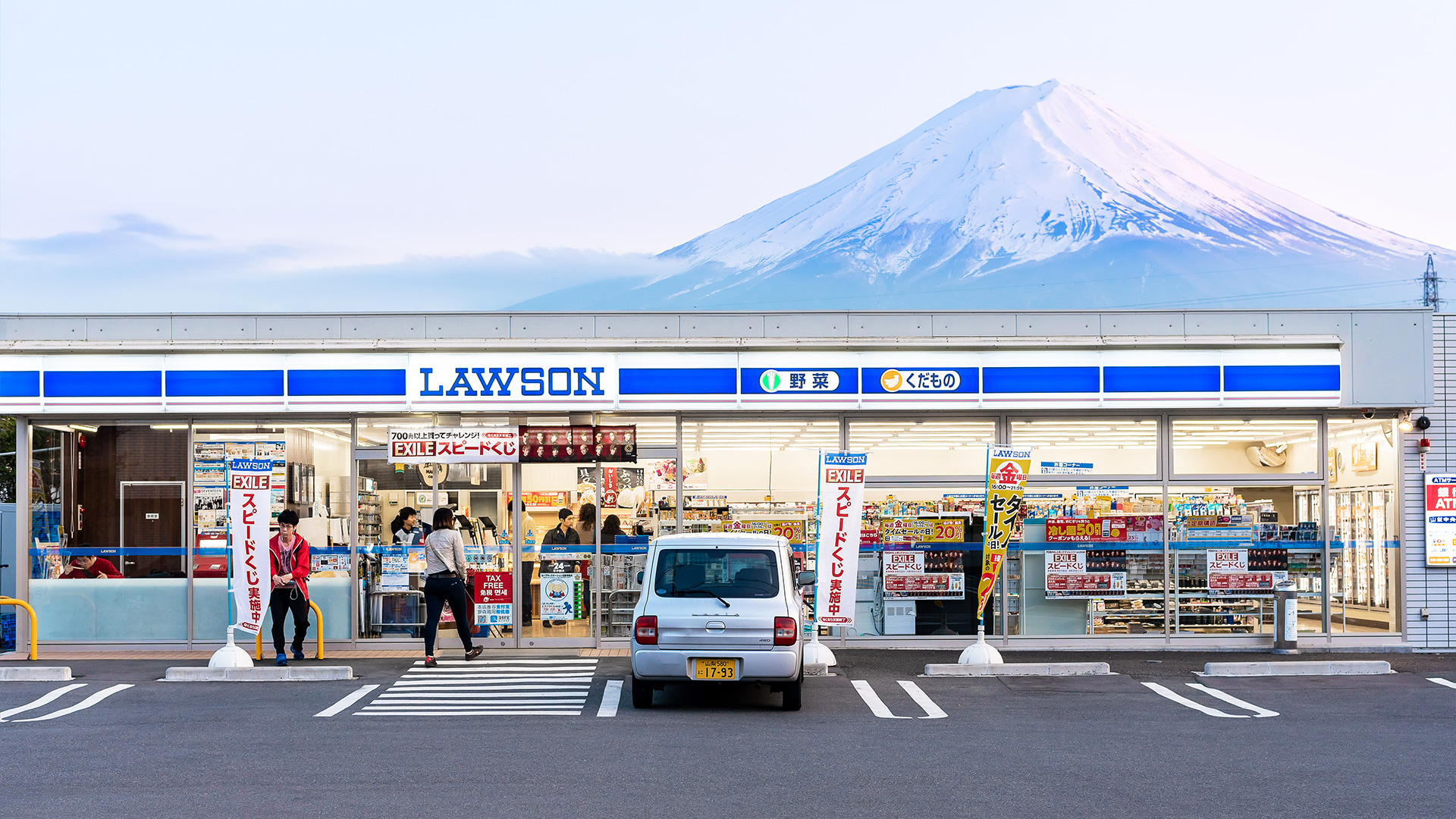 藍白條紋映襯富士山背景，河口湖超火羅森便利店，獲取專屬富士山名片！