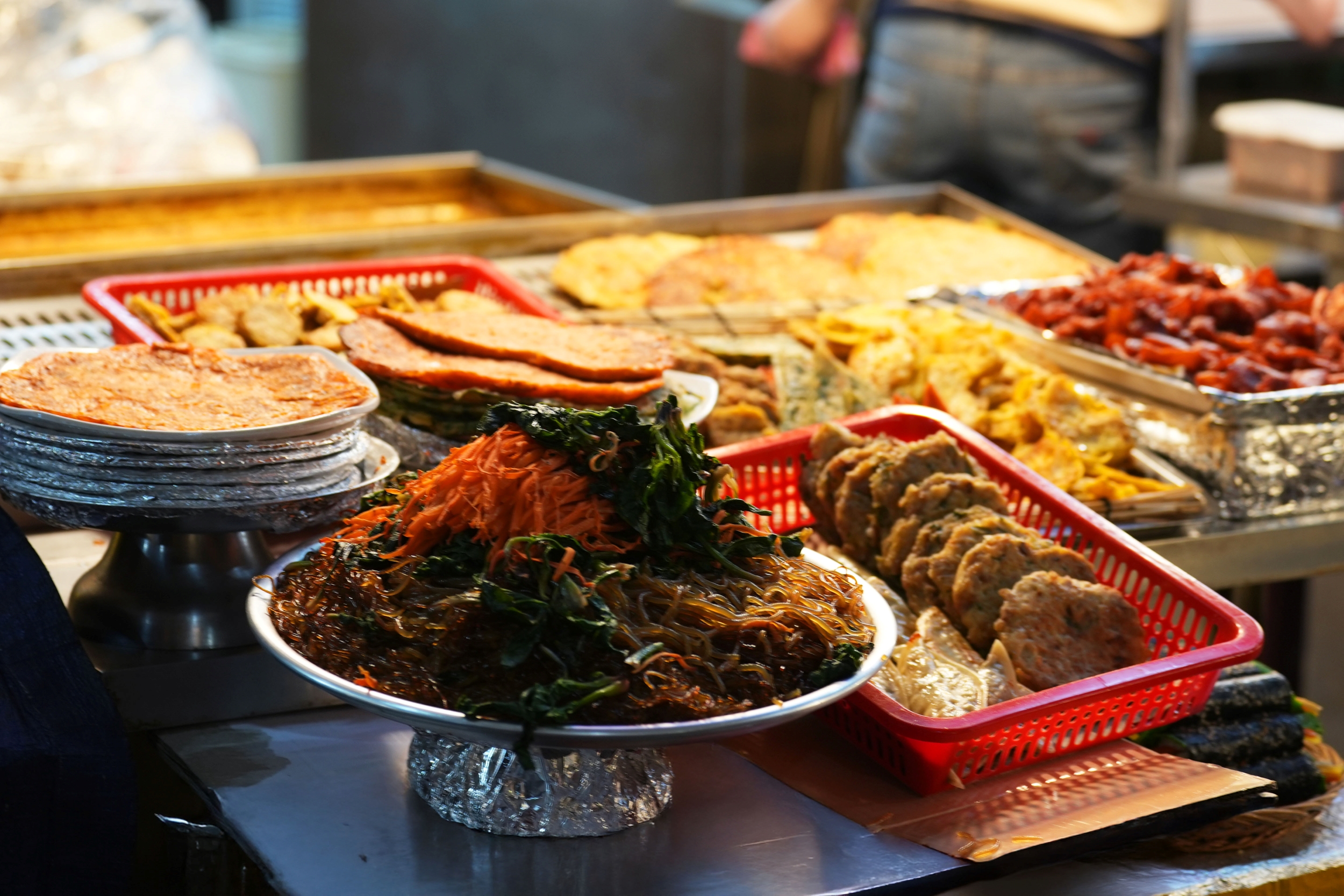 新鮮出爐的韓式煎餅拼盤。 新鮮出爐的韓式煎餅拼盤。