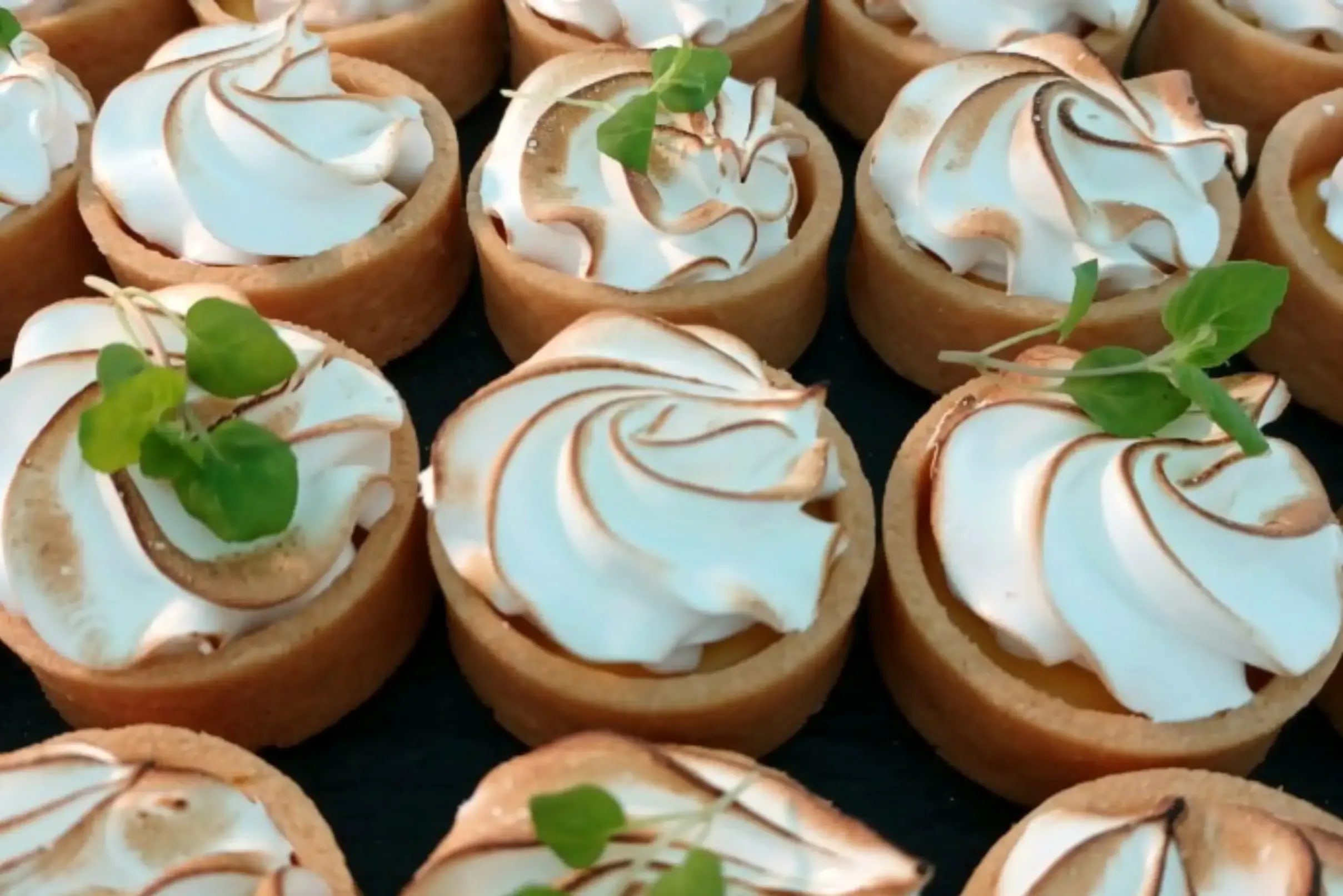 在優雅的氛圍中,品嚐檸檬蛋白霜塔,盡享精緻的下午茶時光。 在優雅的氛圍中,品嚐檸檬蛋白霜塔,盡享精緻的下午茶時光。