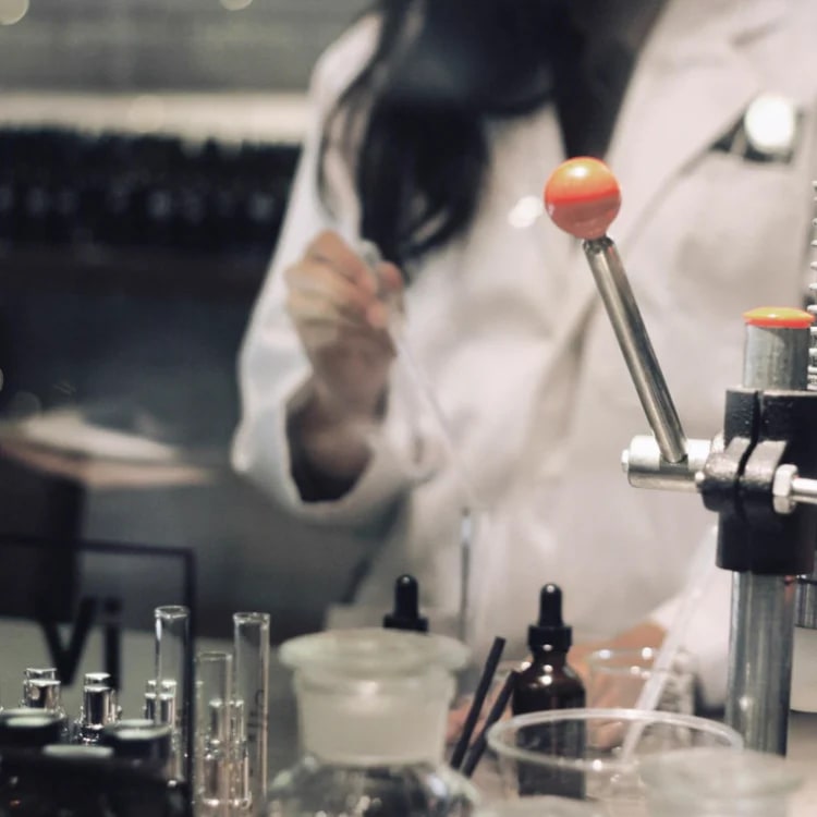 在曼谷的 Oo La Lab 調香與調酒體驗