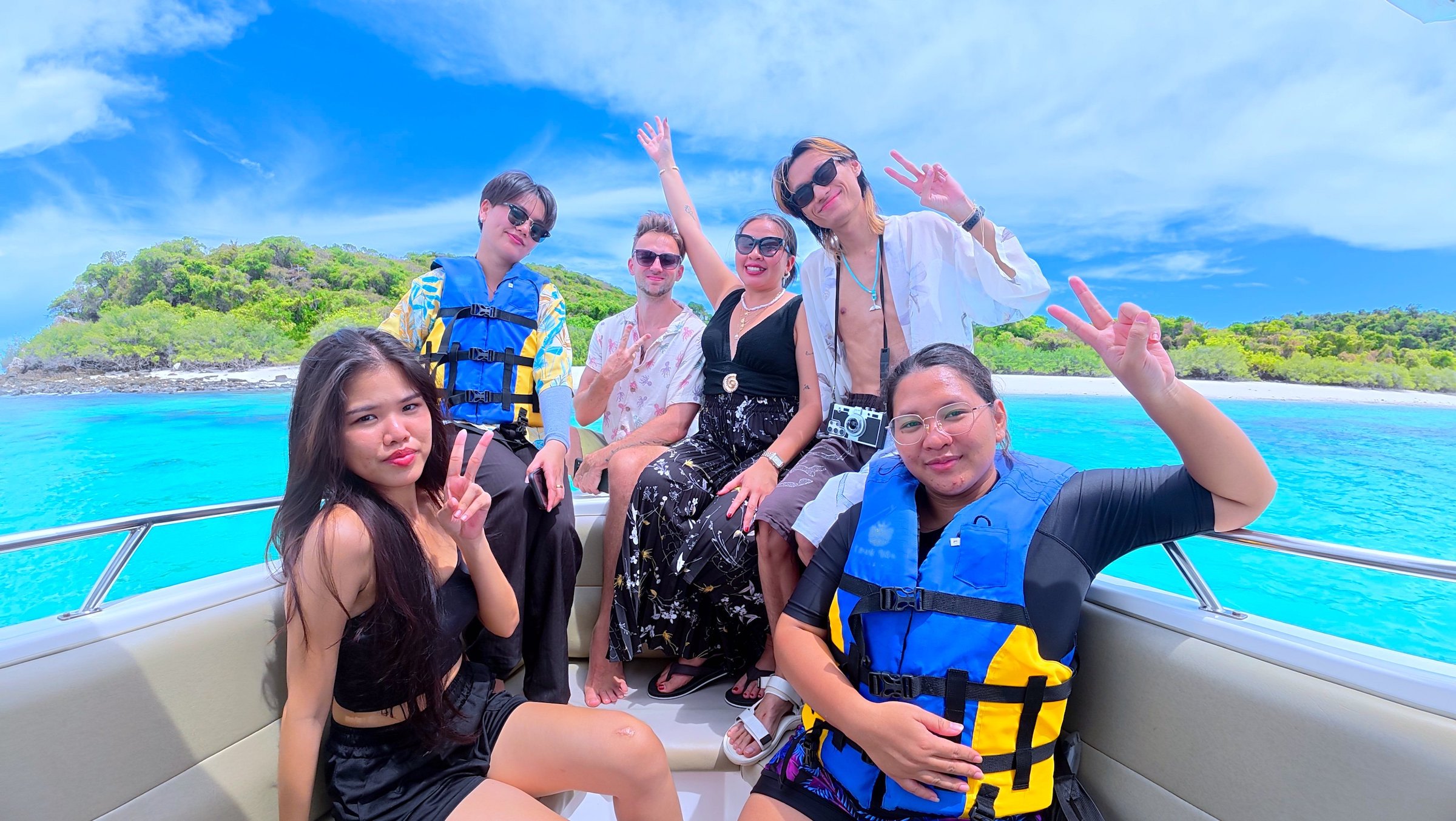 享受閣沙美珊島 (Koh Samae San) 私人快艇之旅，包含芭達雅 (Pattaya) 飯店來回接送。